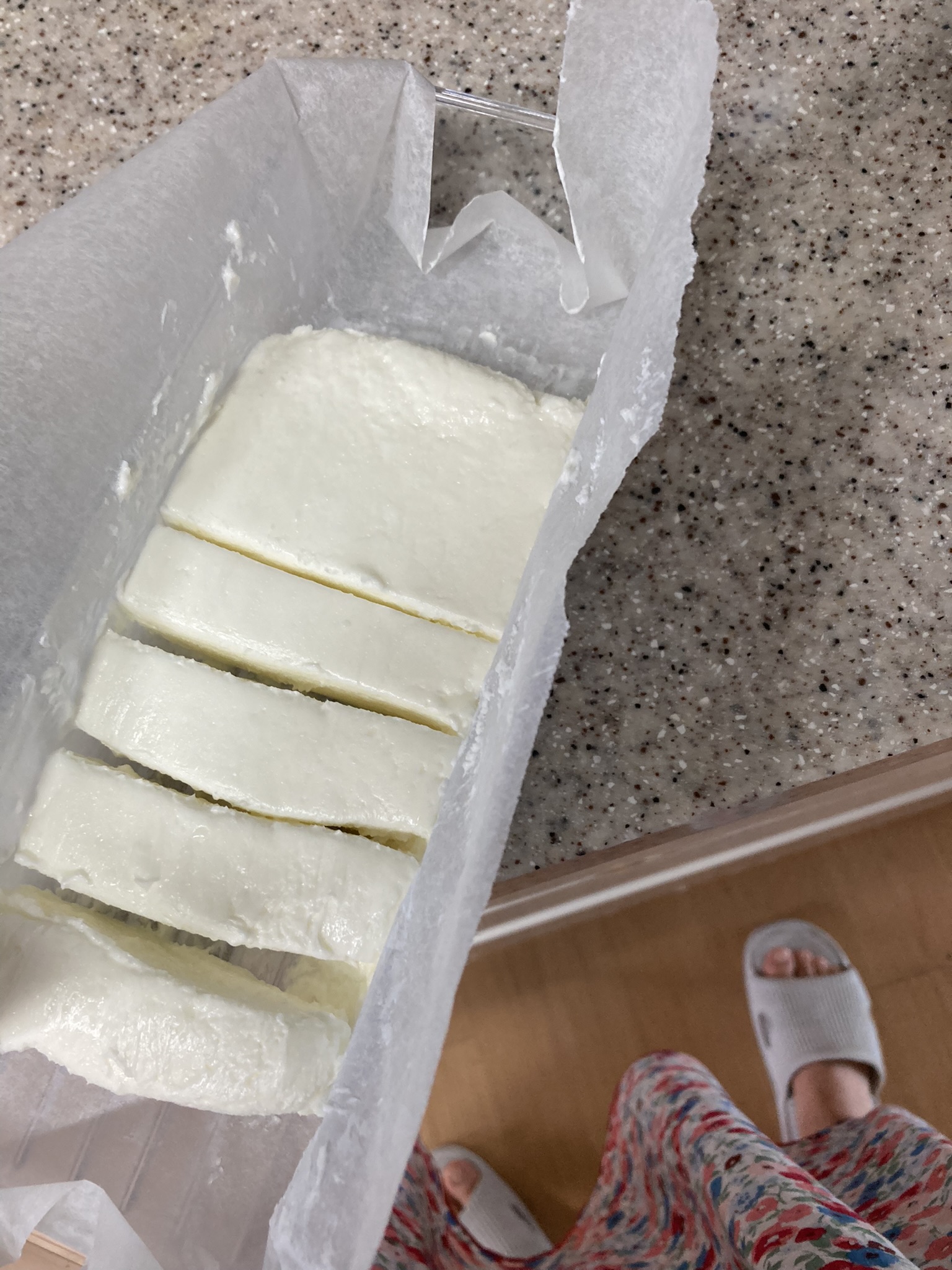 유산지에 담아 7등분한 홈메이드 버터 블록
