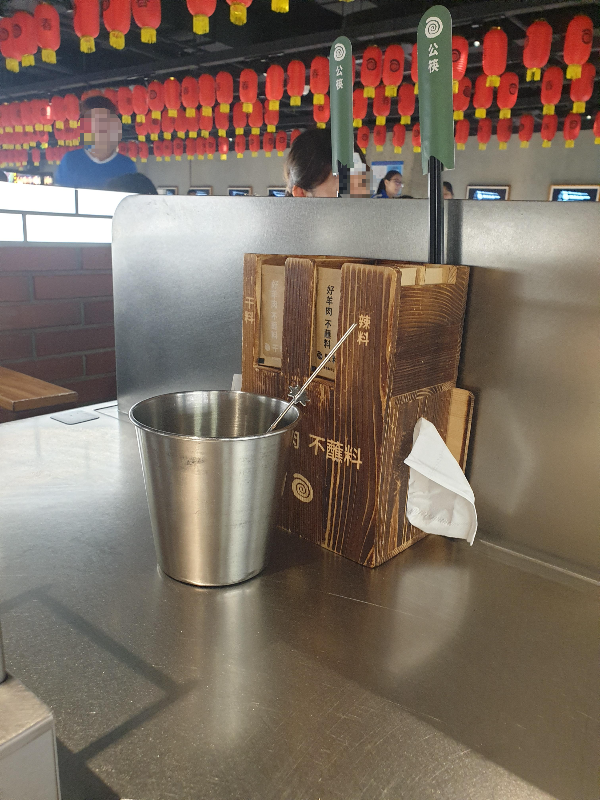 냅킨과 시즈닝통. 상단 오른쪽이 매운맛 시즈닝이다.