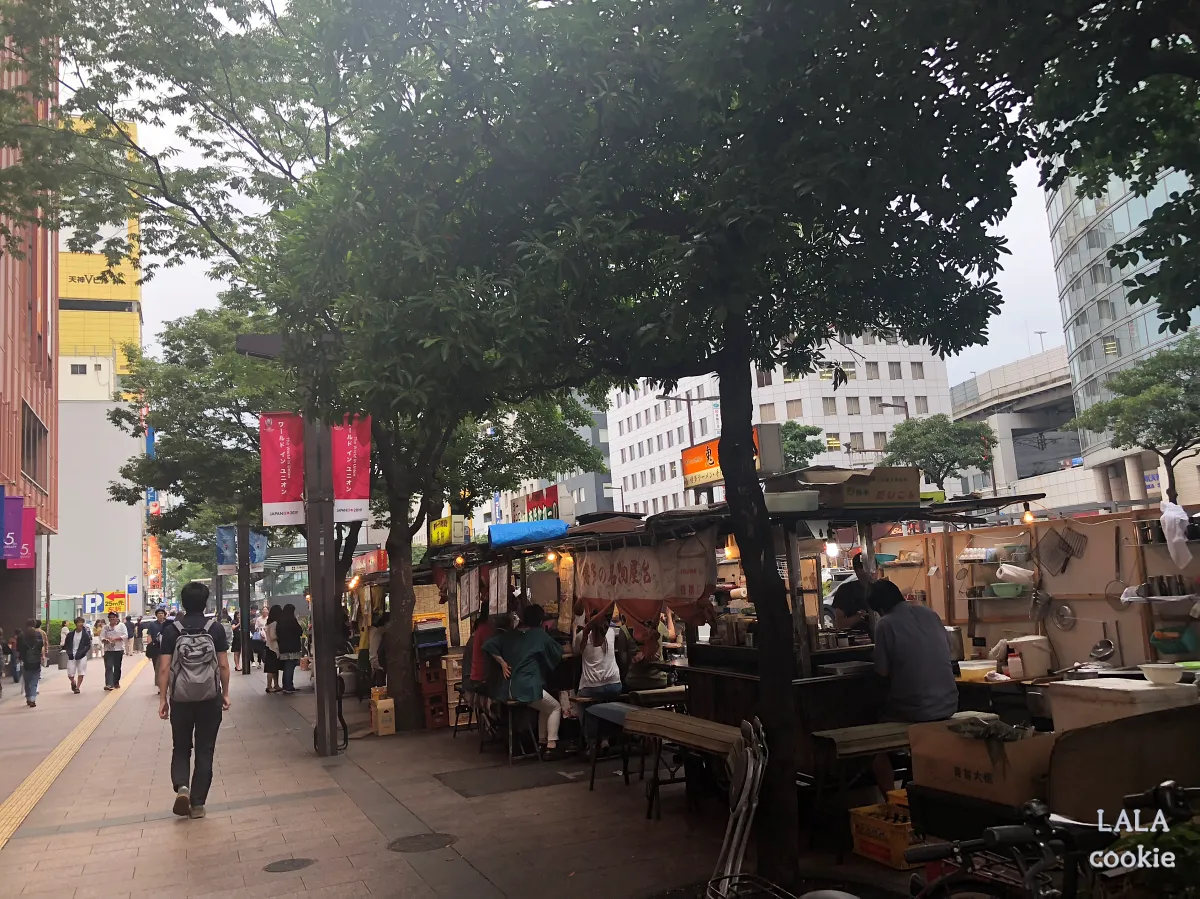 후쿠오카-텐진-다이마루-백화점-포장마차-거리-야타이-후기-포장마차와-나무와-사람들