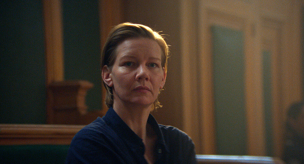 영화 추락의 해부 속 법정에서 자신의 결백을 주장하는 듯한 산드라 휠러의 눈빛 연기