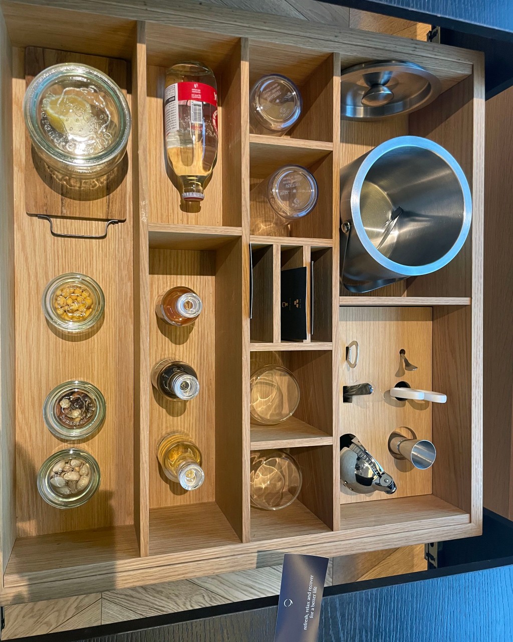 객실 내 하이볼을 제조할 수 있는 테이블