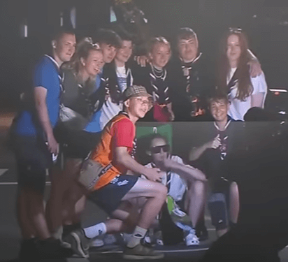 조기 퇴영한 영국 대원들이 서울 투어를 하며 사진찍는 모습