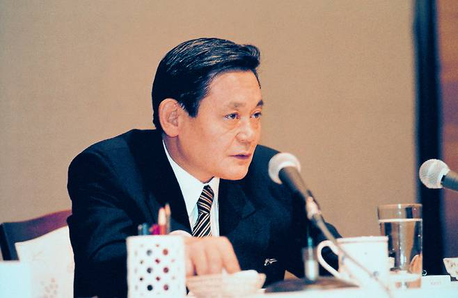 이건희 삼성전자 회장이 1993년 6월 독일에서 신경영선언을 하고 있다.