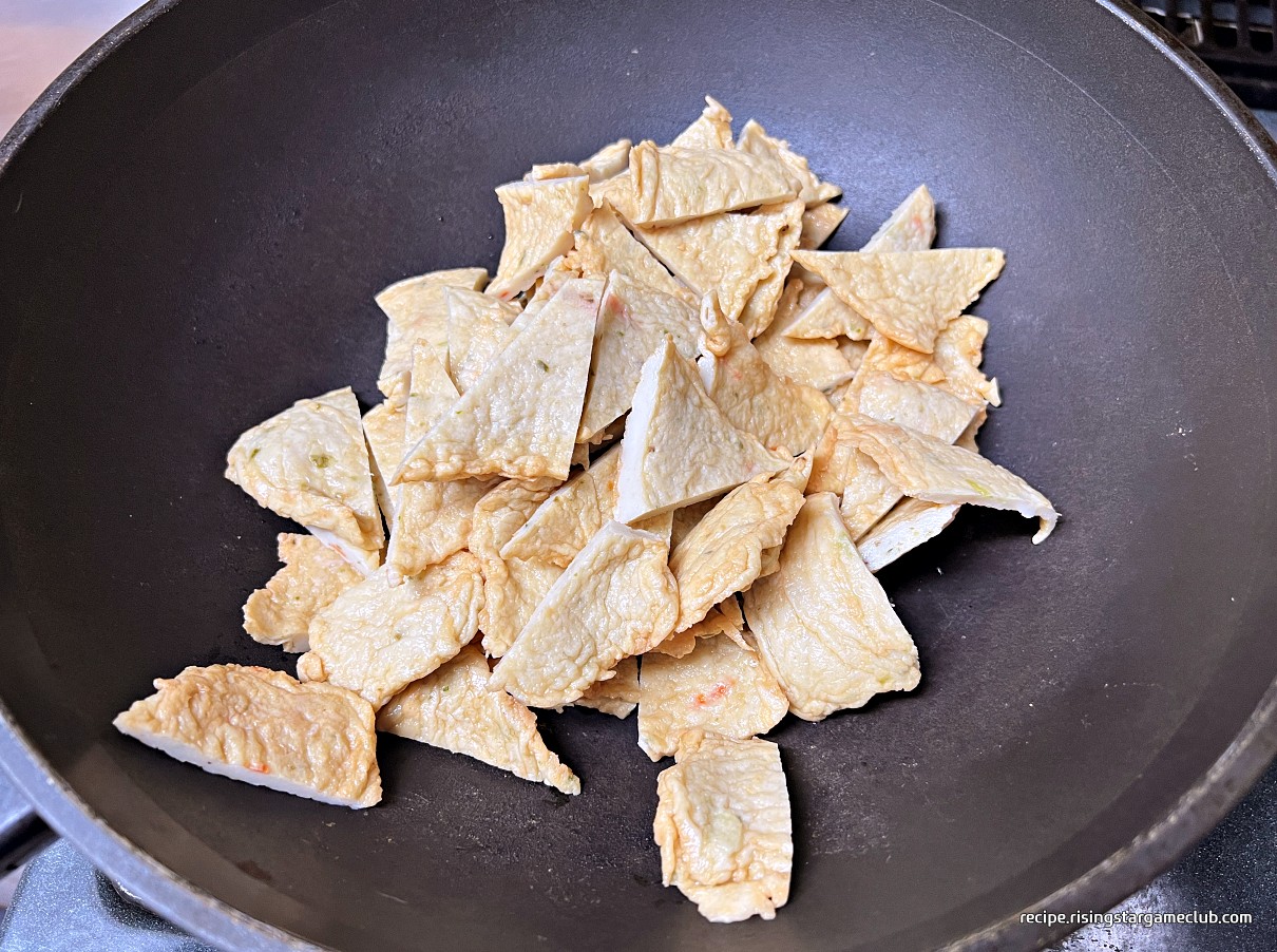 꽈리고추 어묵(오뎅)볶음에 들어갈 어묵을 팬에 넣기