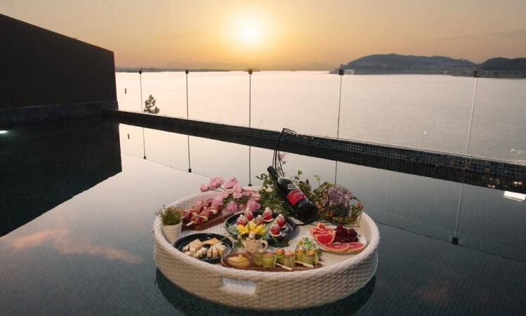 여수 슈가브리움 풀빌라 플로팅 조식