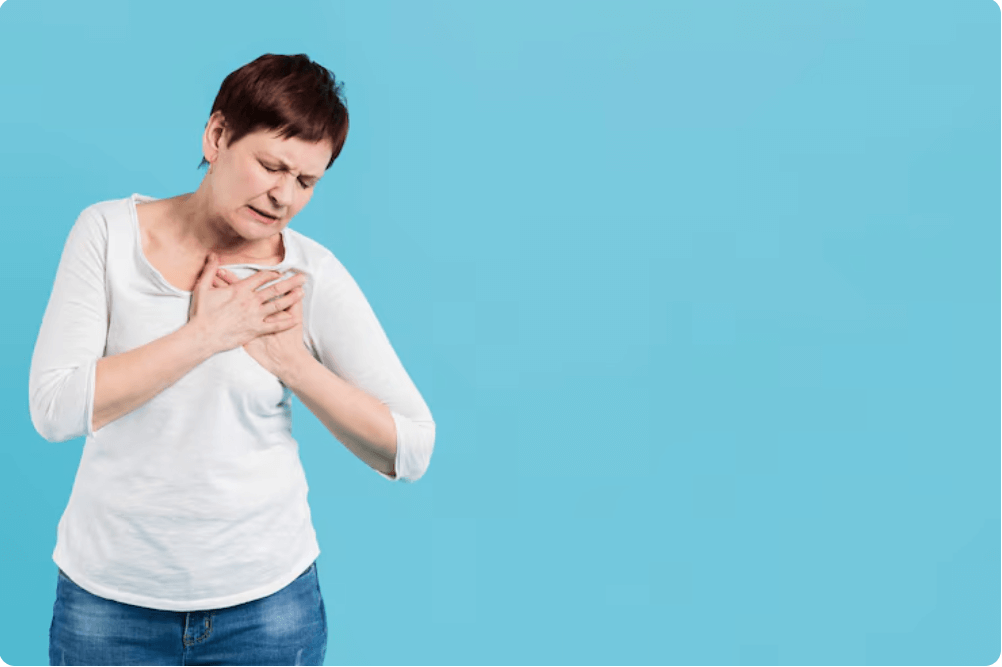 가슴 통증을 느끼는 여성