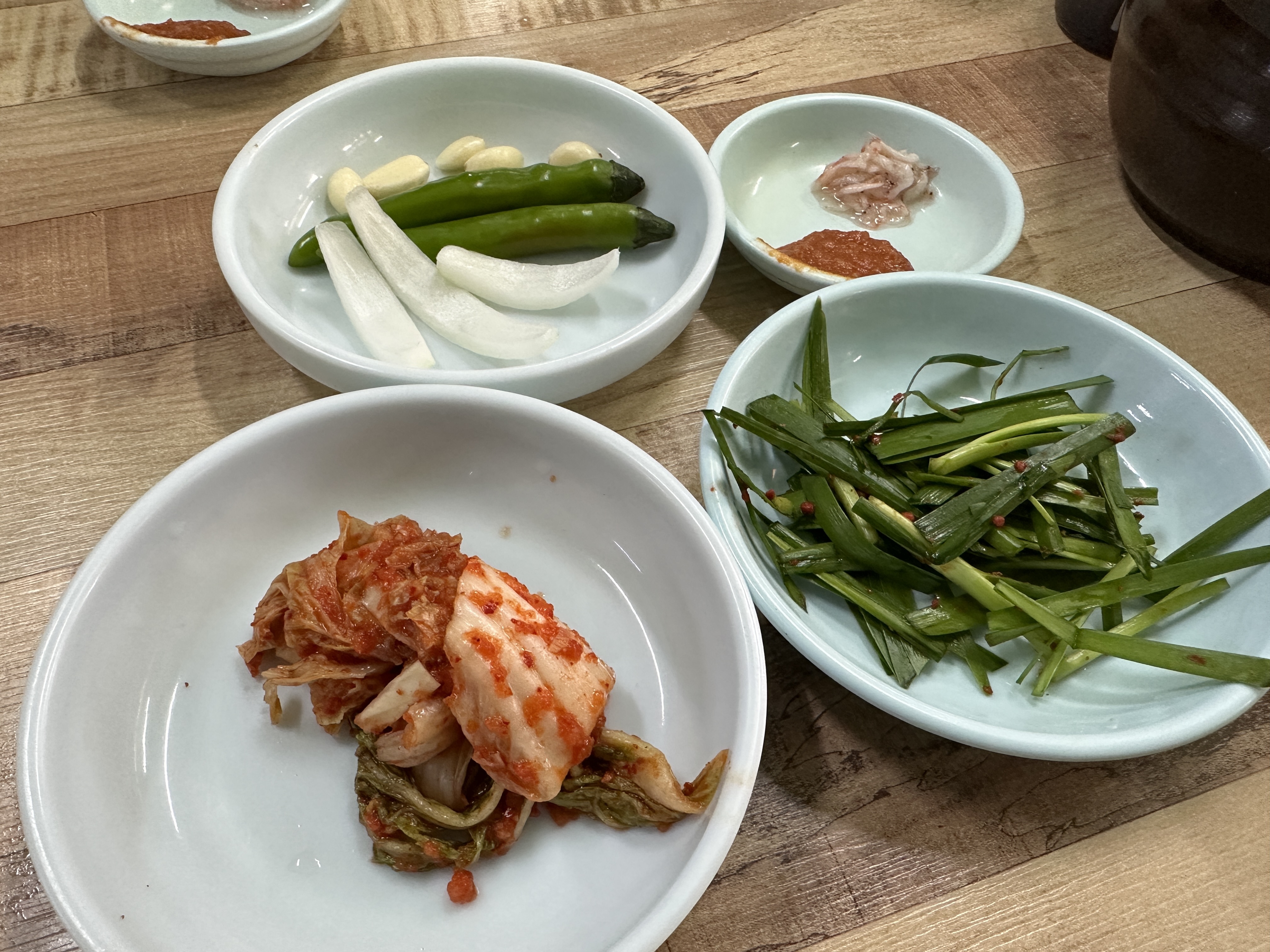 범일동할매국밥 김치 고추 쌈장 부추