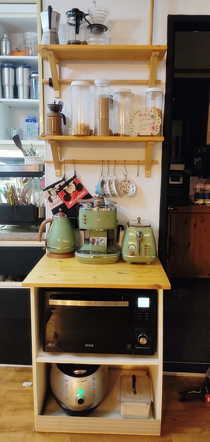 미싱다리상판으로 사용했던 상판을 레인지장 위에 얹어 3번째 역할을 주어줌