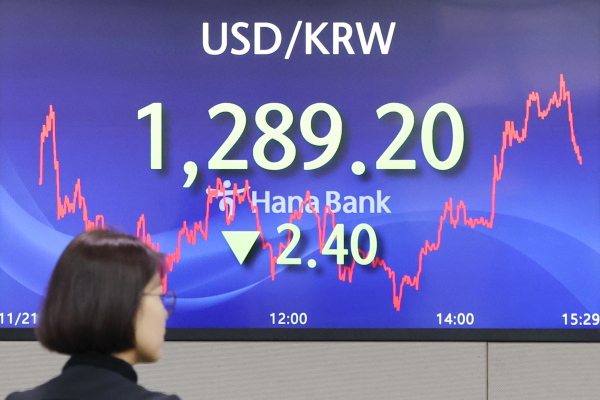 21일 오후 서울 중구 하나은행 본점 딜링룸에서 딜러들이 업무를 보고 있다.