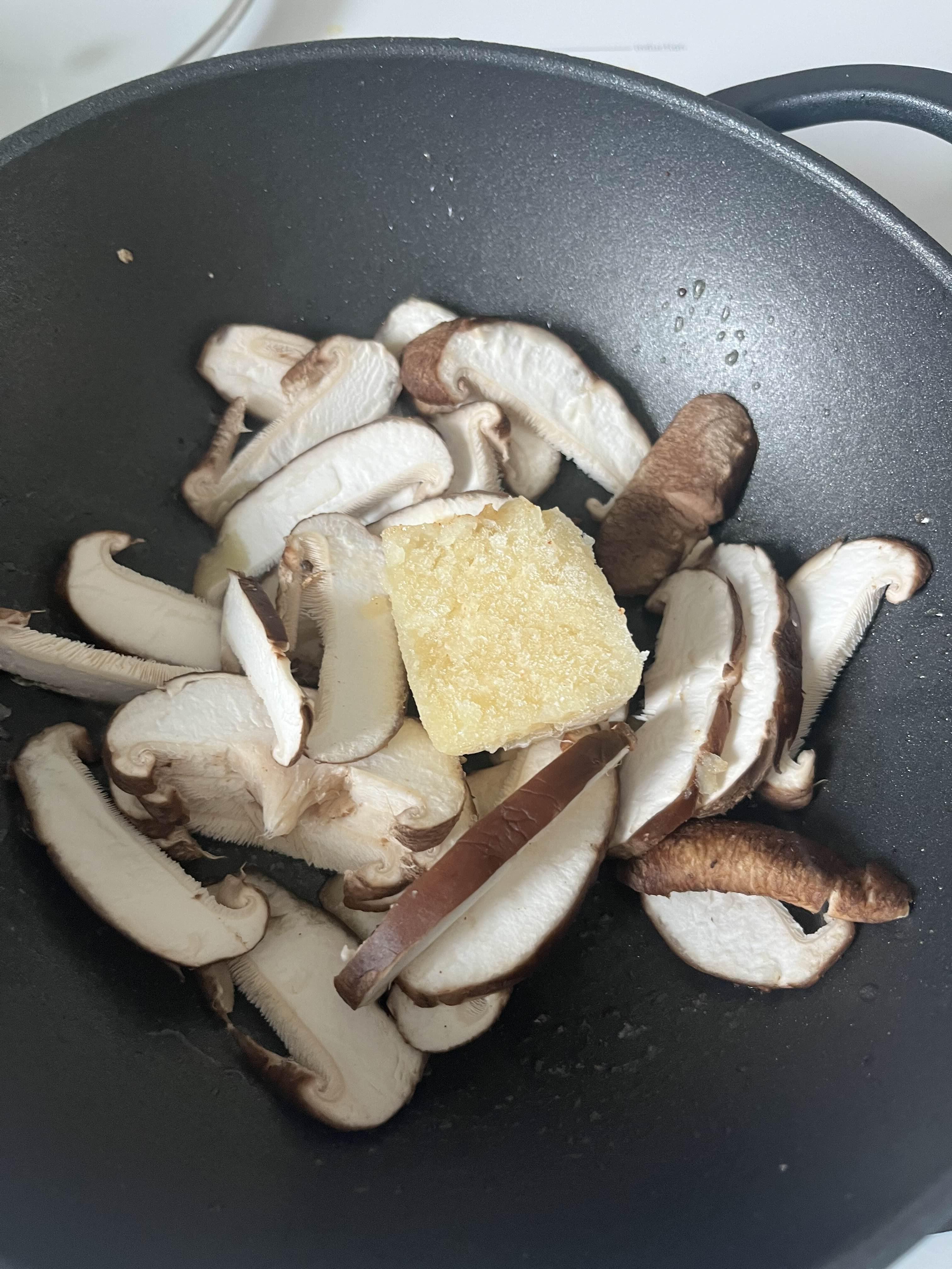 버섯과 다진마늘 볶기