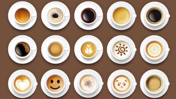 다양한 커피가 테이블 위에 있고 항공샷으로 촬영한 이미지