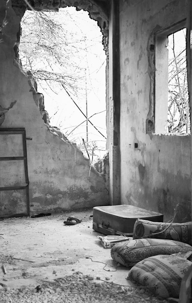 폭격당한 건물 사진