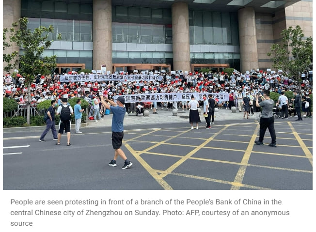 시위 촉발된 중국 허난성 은행 위기..."피같은 예금 돌려달라"에 시위대 유혈 진압...'이게 중국몽이냐' VIDEO: 5 unanswered questions about the Henan bank crisis