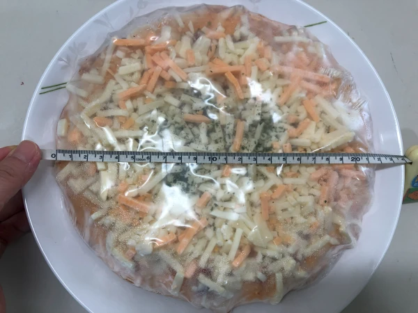 피자 크기를 줄자로 잰 모습
