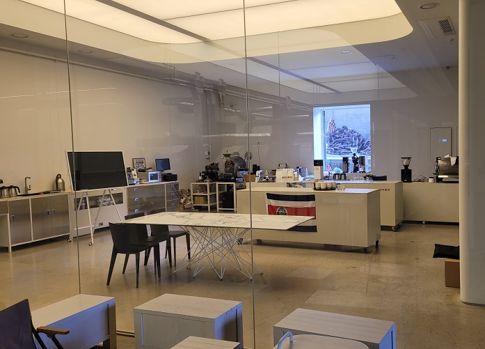 모모스커피 바리스타 아카데미 강의실 겸 실습실은 온천장 본점에서 영도구 로스터리 & 커피 바 매장으로 최근에 이전하였습니다. 바로 이 사진입니다.