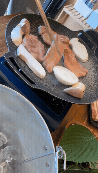 바베큐팩토리 감북점 텐트 내부에서 버너와 불판을 이용해 한돈 목살을 굽는 모습&amp;#44; 숯불 전 셀프 바베큐 과정 