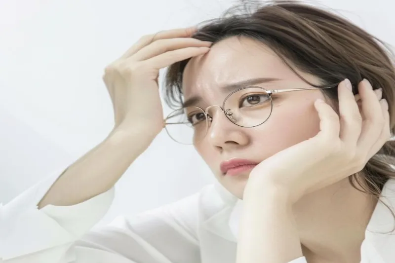 출혈 증상에 대해 인터넷 검색을 하며 걱정하는 여성입니다.