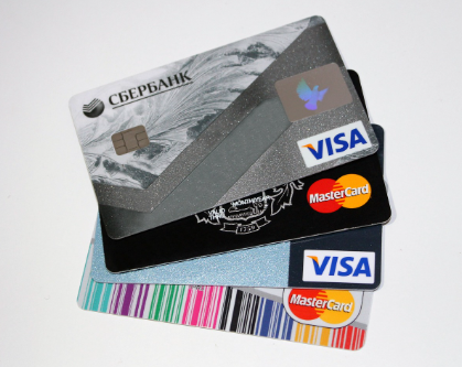 신용카드와 직불카드&amp;#44; 다양한 카드사의 결제 카드들로 민생소비 쿠폰을 받을 수 있다는 의미의 이미지