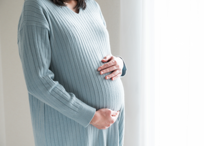 배를 만지는 임산부