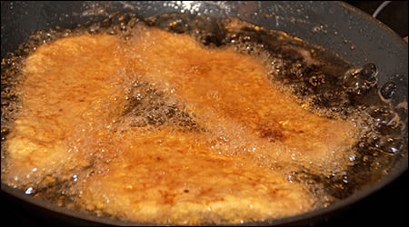 기름에 튀기는 모습