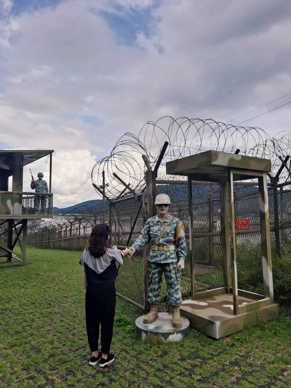 기념공원 미군과 악수하다