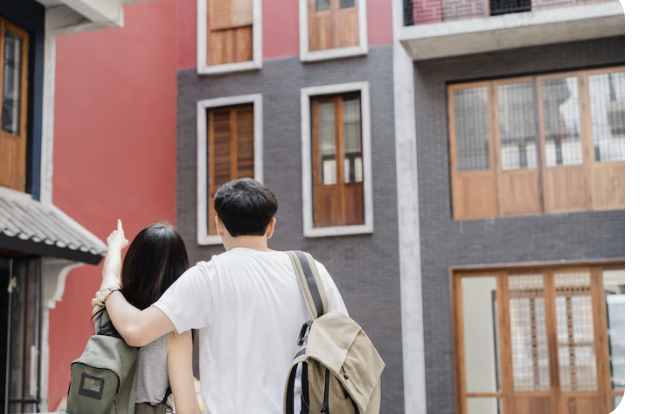 젊은 커플이 임대주택 외관을 바라보며 선택을 고민하는 모습
