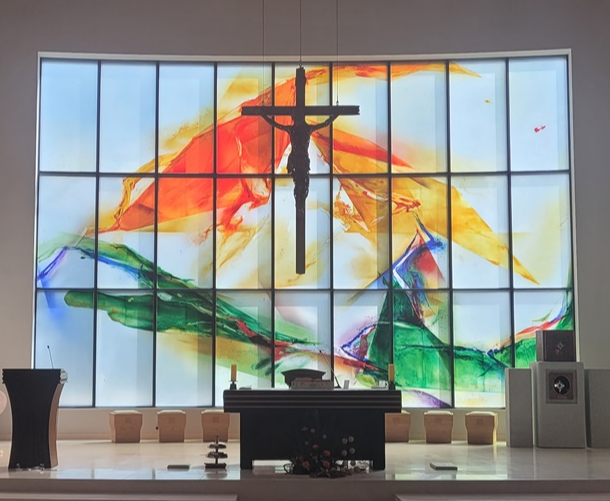 사진은 수원교구 용인시 신봉동성당 안에 있는 십자고상, 제단, 제대 사진입니다.
김인국 베드로 신부님의 추상화 스테인드글라스가 매우 아름다웠습니다.