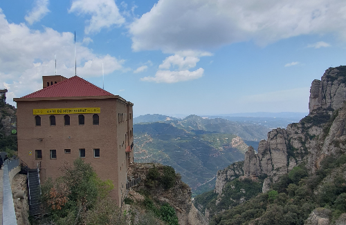 케이블카 탑승장과 산 아래 전경