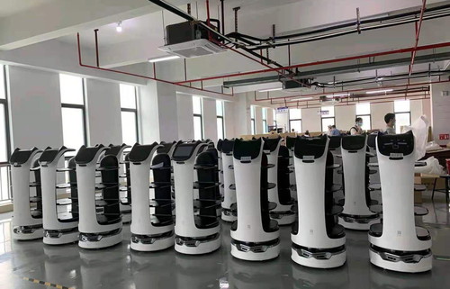 출하를 기다리고 있는 고양이 로봇