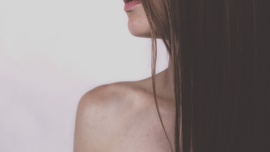 두피가 아픈 이유가 될 수 있는 두피 염증을 앓고 있는 긴머리카락의 여성