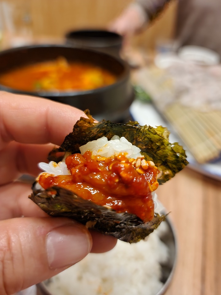 김에 싼 흰밥과 명란젓갈