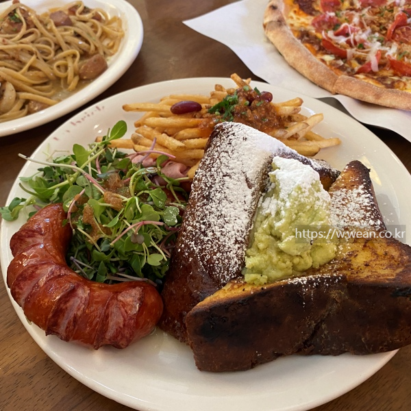 토스트, 파스타, 피자가 놓여 있어요.