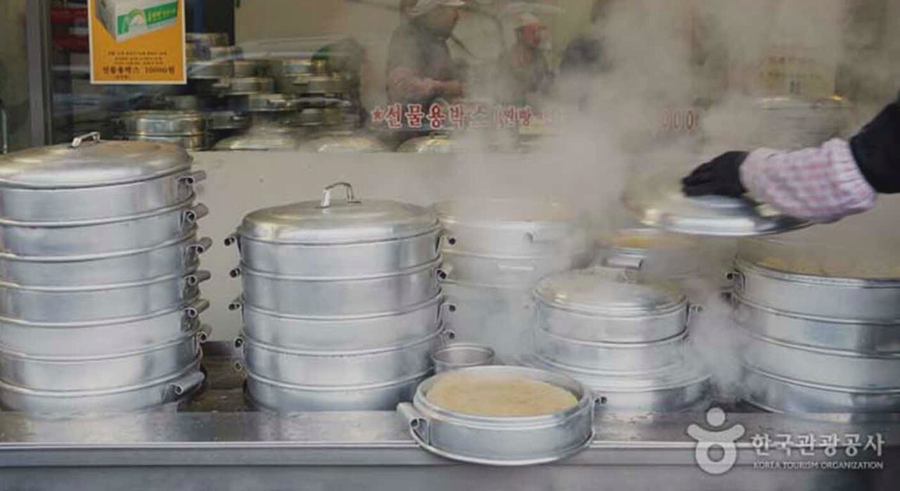 김이 모락모락 피어오르는 갓 쪄낸 전통 찐빵. [ⓒ대한민국 구석구석]