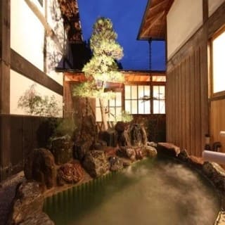 김이 나고 있는 야외 노천탕