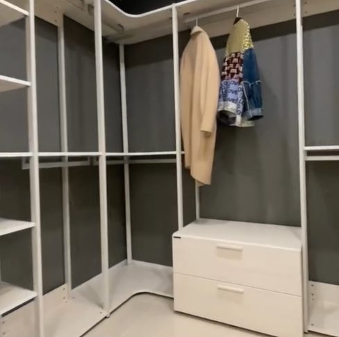 넓은 공간의 드레스룸&amp;#44;&amp;#44; 계절별 옷를 분리해서 진열이 가능 할 만큼 공간이 충분하다