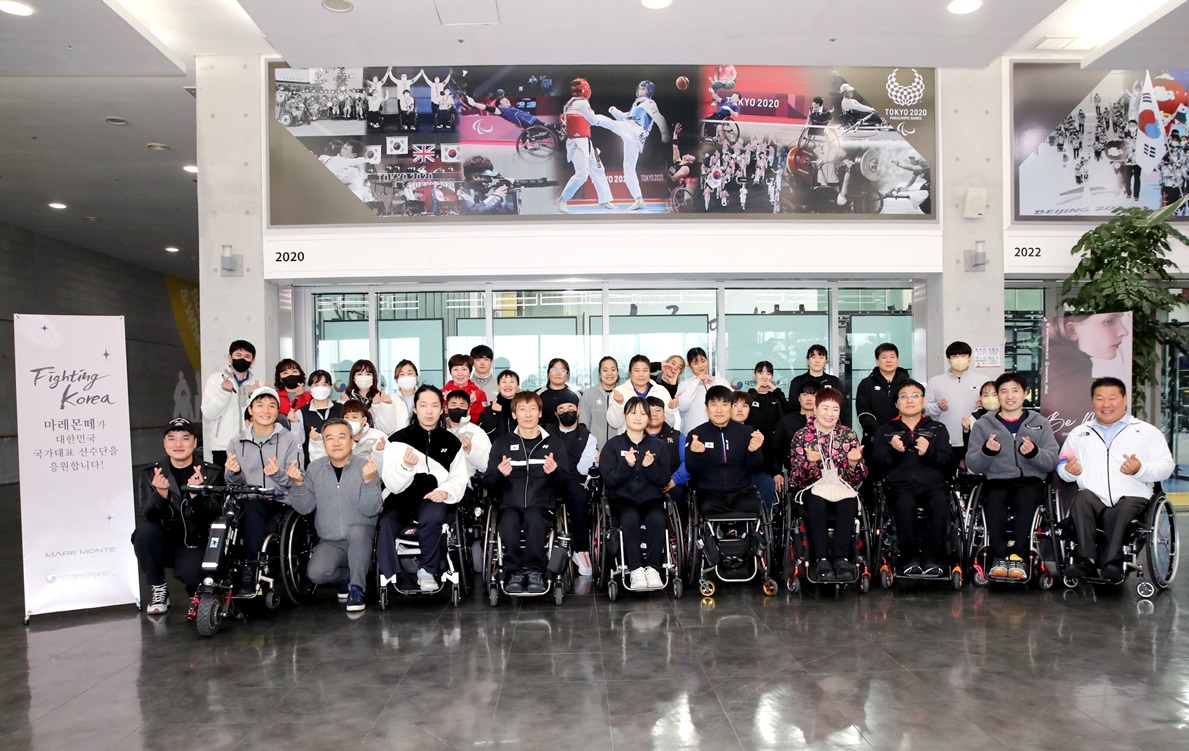 사진_2._11월_29일_이천선수촌에서_열린_(주)NFL_마레몬떼,_항저우APG_입상선수_격려행사_단체_기념촬영