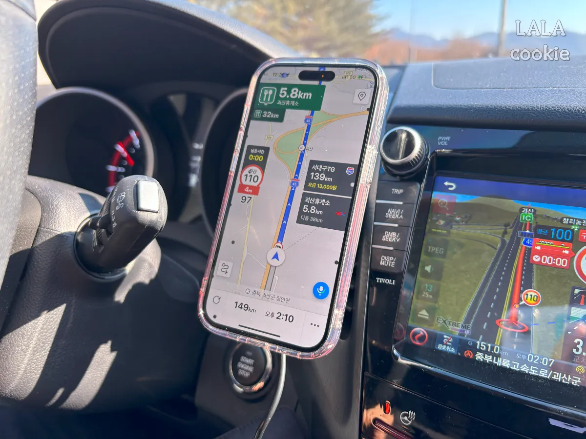 아이폰-맥세이프-고속-충전되는-차량용거치대-사용하는-모습