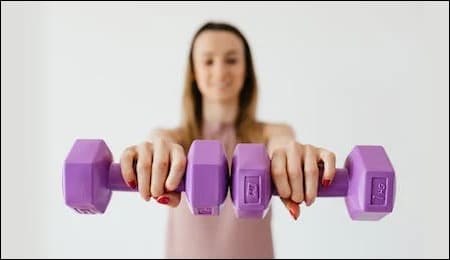 아령을 들고 있는 여성