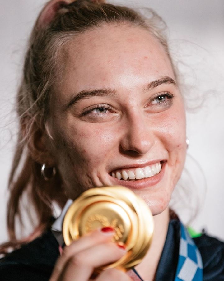 얀야 간브렛이 올림픽 금메달을 딴 후 인터뷰하는 사진