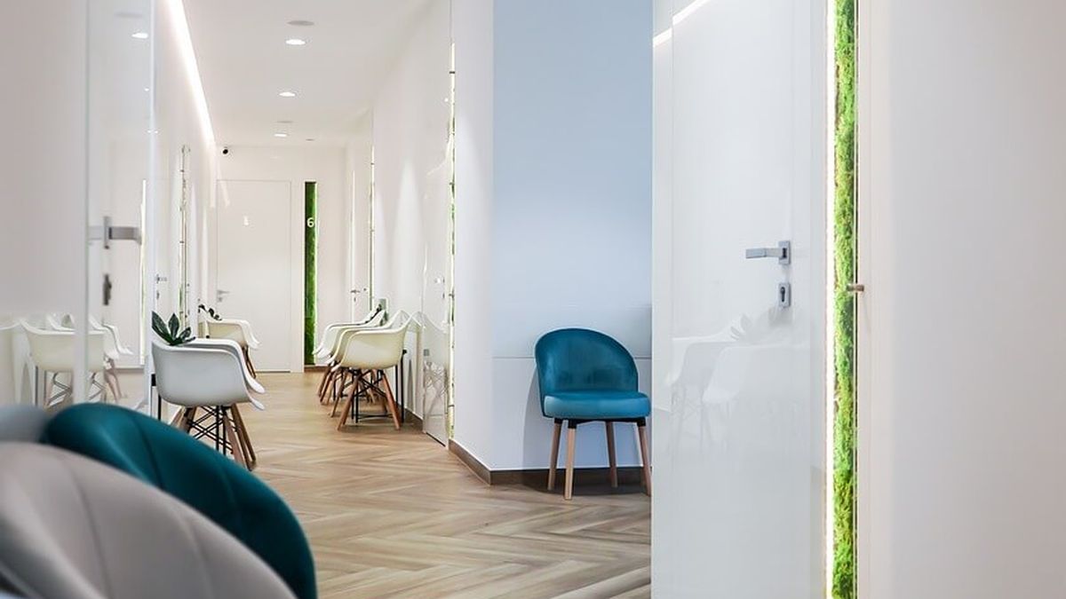 병원 대기 공간에서 차분하게 시간을 보내는 일상적인 모습