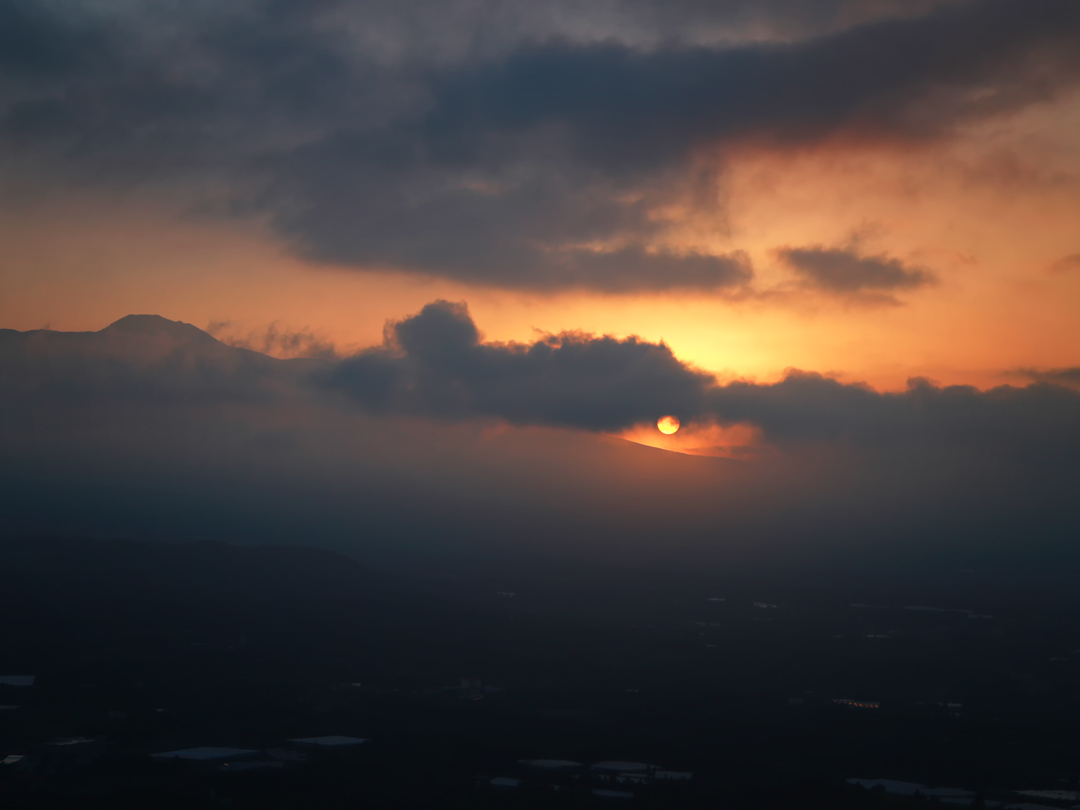 제주 군산오름에서 바라본 한라산 일출