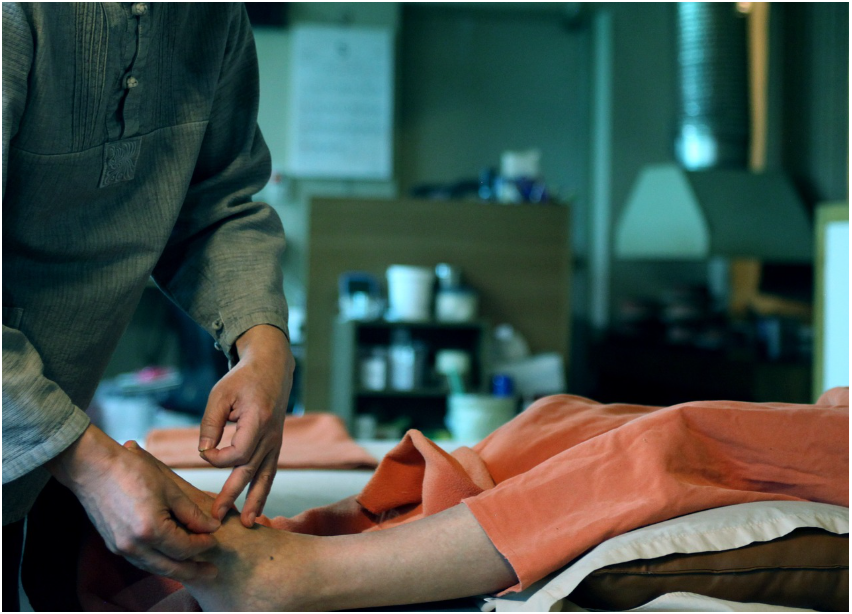 침 치료 받는 사람 이미지