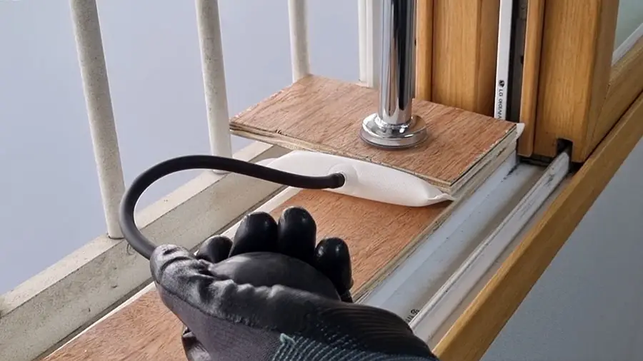 에어백 리프트에 공기를 주입하는 모습