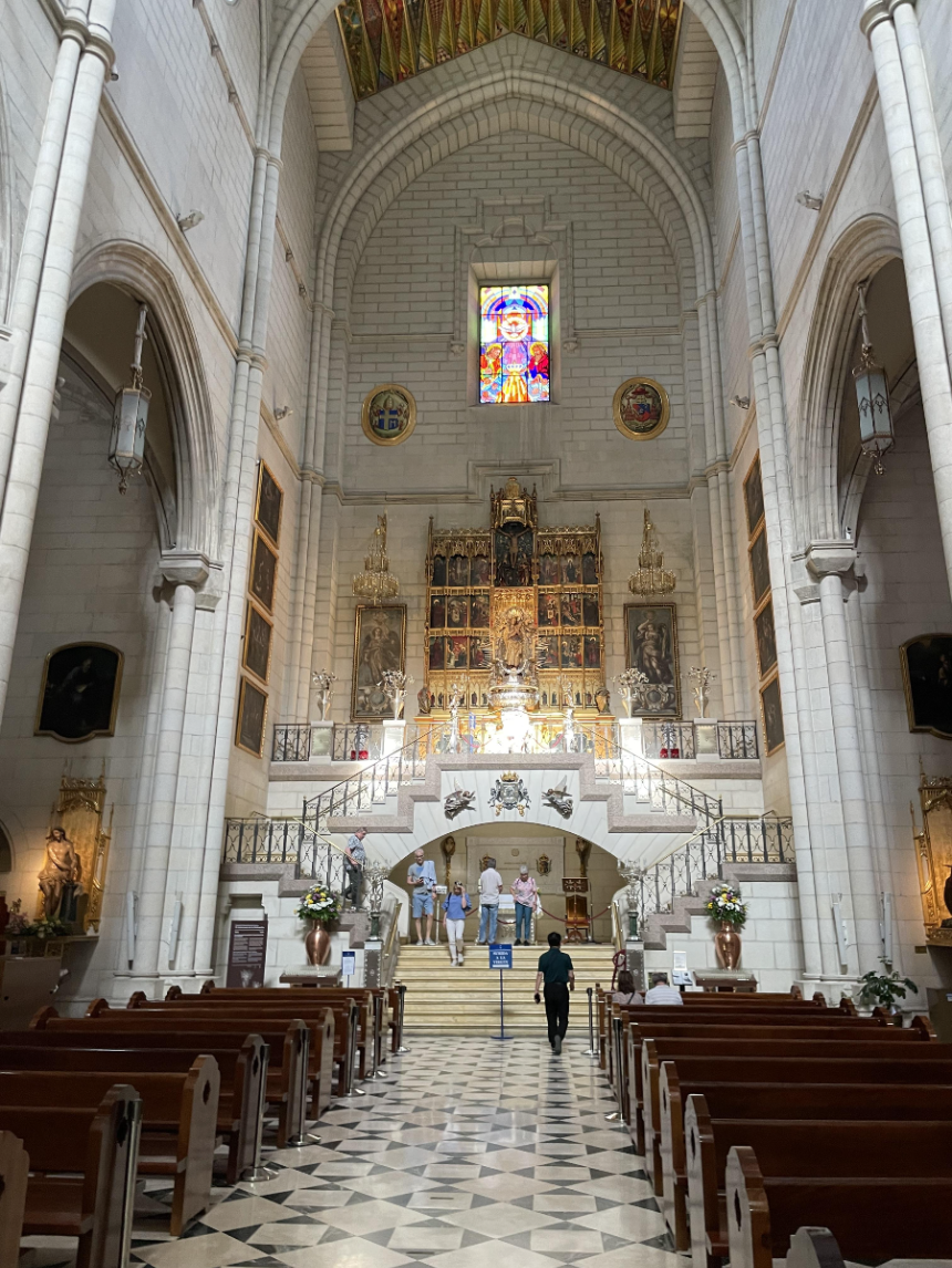 알무데나 대성당 실내