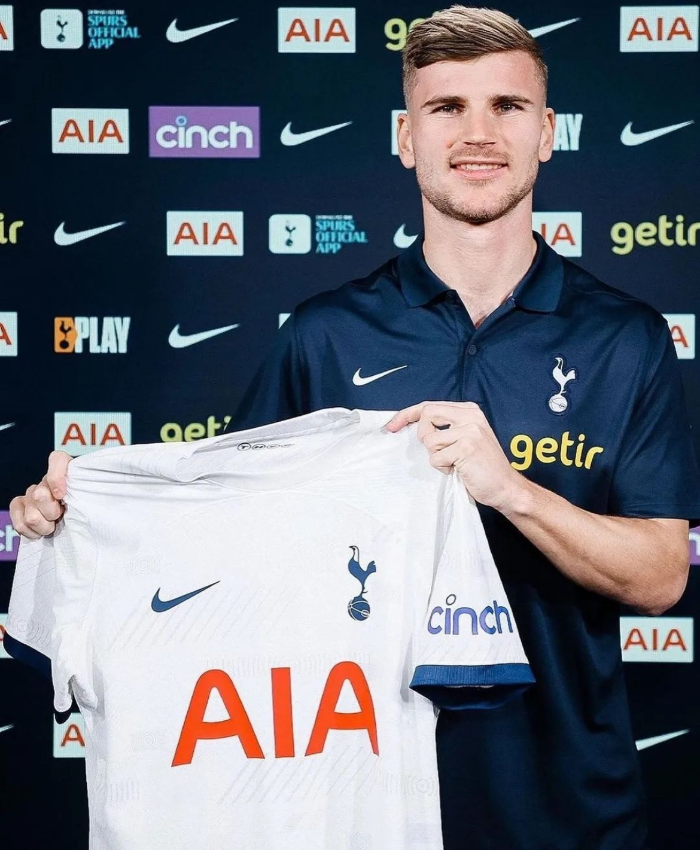 티모 베르너가 토트넘 유니폼을 들고 있다