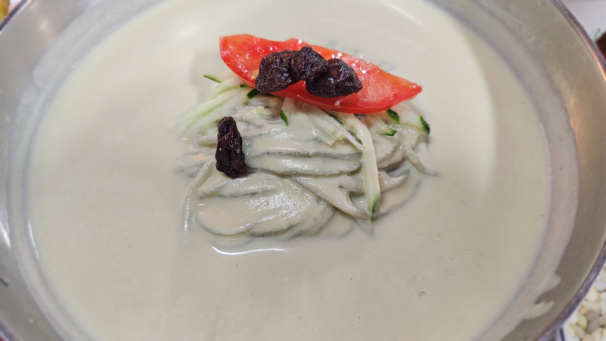 서리태 콩으로 만든 콩국물에 면을 말아 먹는 전통 여름 음식