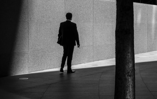 꿈해몽: 낯선 사람 꿈, 미지의 자아와 새로운 기회의 문