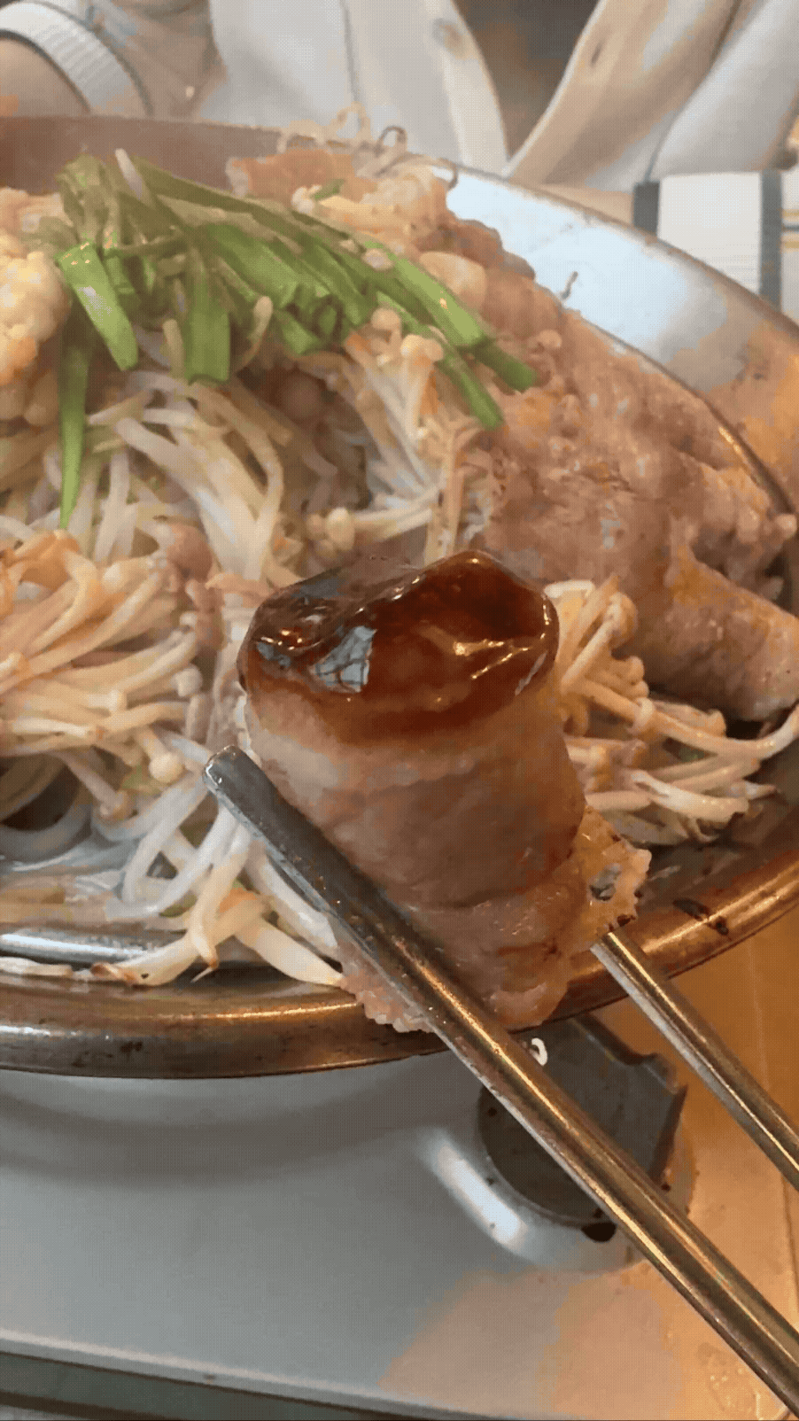 칠리소스 올린 소고기말이찜 한입과 팽이버섯&amp;#44; 숙주 조합이 돋보이는 익선동 연리지 대표 메뉴 모습