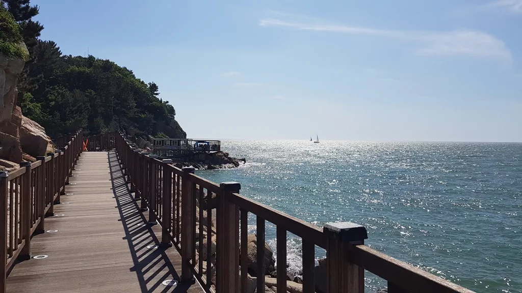 본 코스 초반 입구를 지나며 만난 태양 빛이 바다에 반사되어 보석처럼 빛나는 윤슬 풍경 사진.