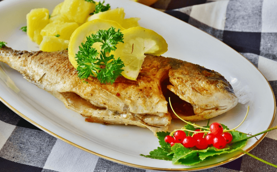 2월 제철 음식 요리로 구운 도미가 접시에 담겨 있다